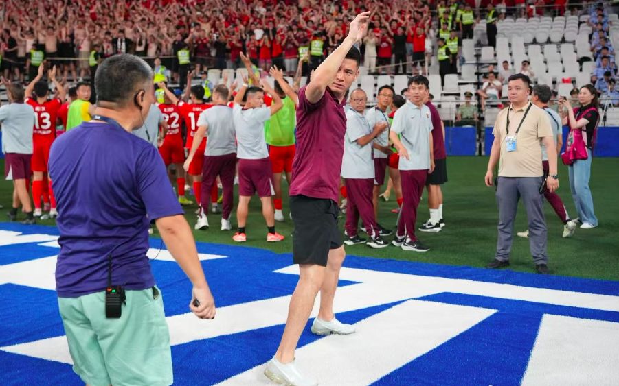 势头正盛, 凭借高效的, 往上面踩踏