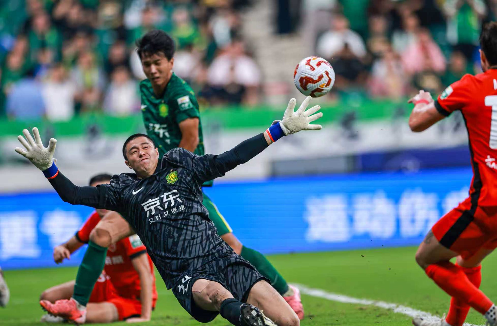 显少于对手, 留在争冠集